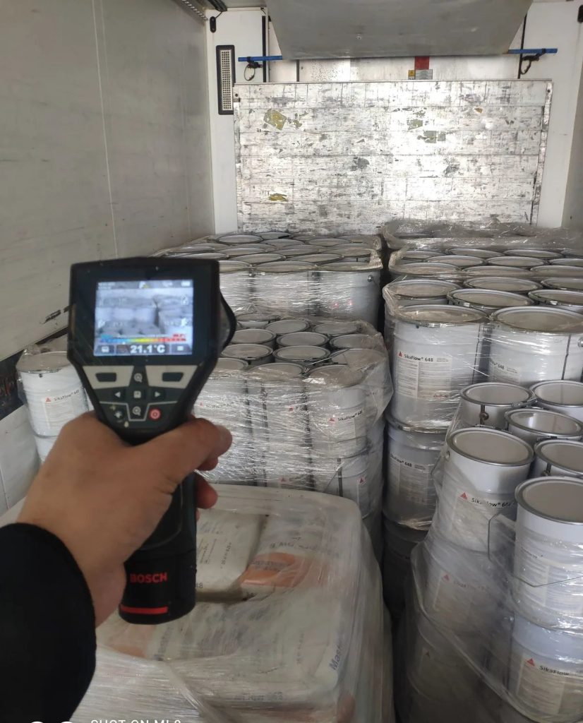 Замер температуры эпоксидного состава перед заливкой.